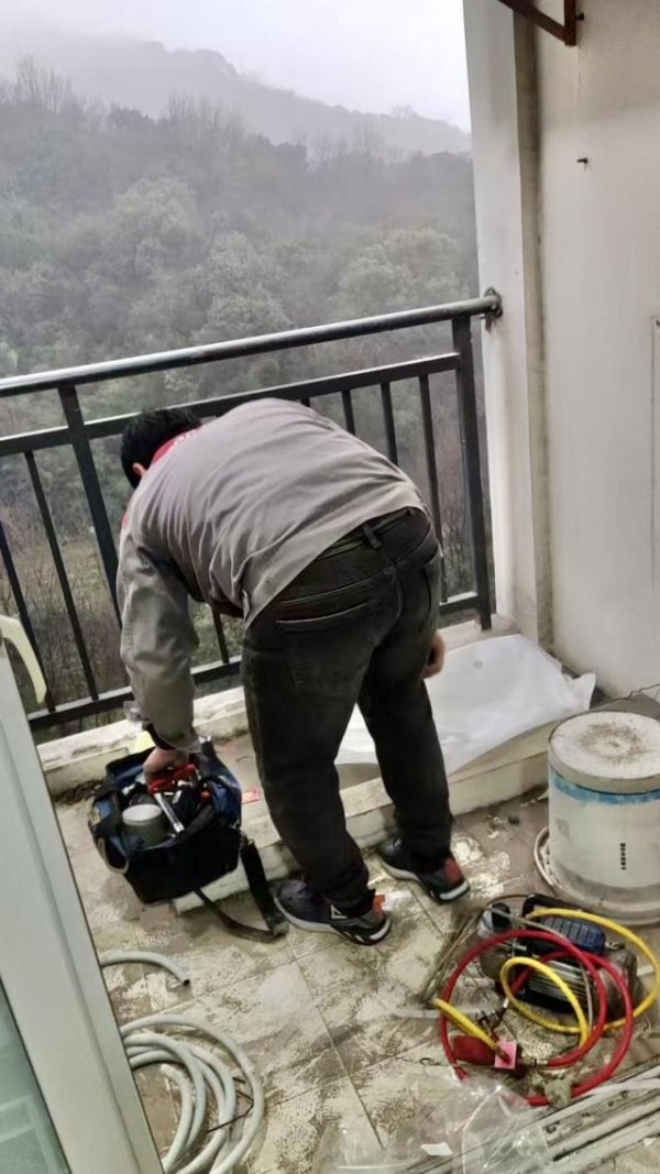 锦牛网 高温下空调师傅忙碌的夏天：客户端出冰西瓜那一刻，一下子就不苦了